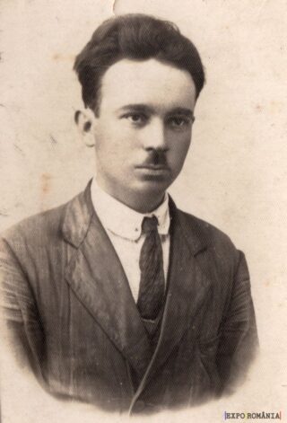 Portret alb-negru al unui tânăr bărbat