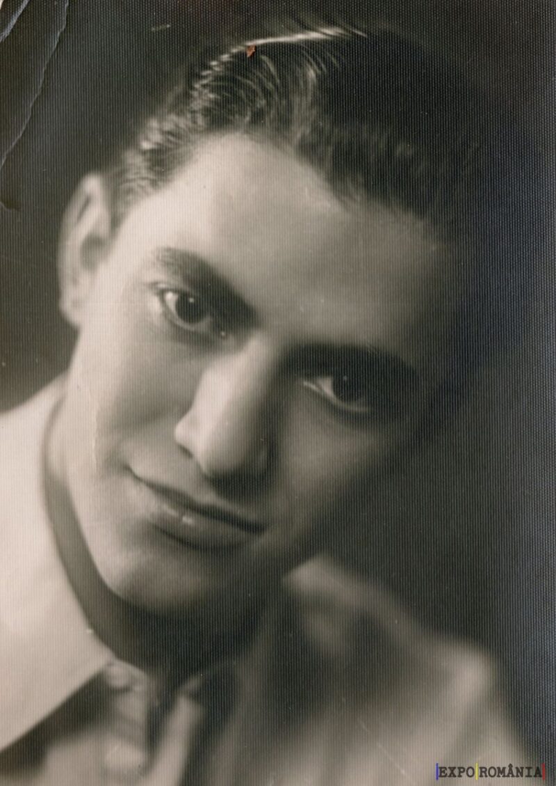 Tânăr cu privire serioasă în portret alb-negru