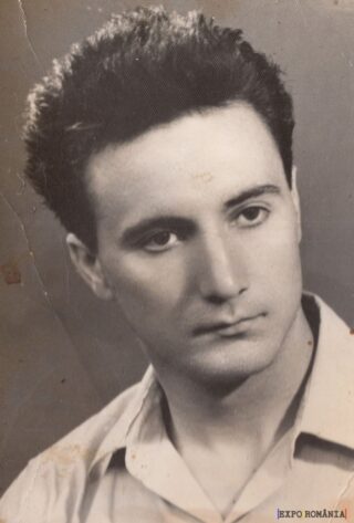 Portret alb-negru al unui tânăr