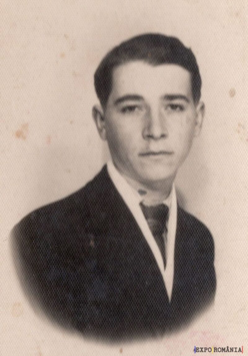 Portret alb-negru al unui tânăr sobru