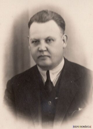 Portret alb-negru al unui bărbat formal