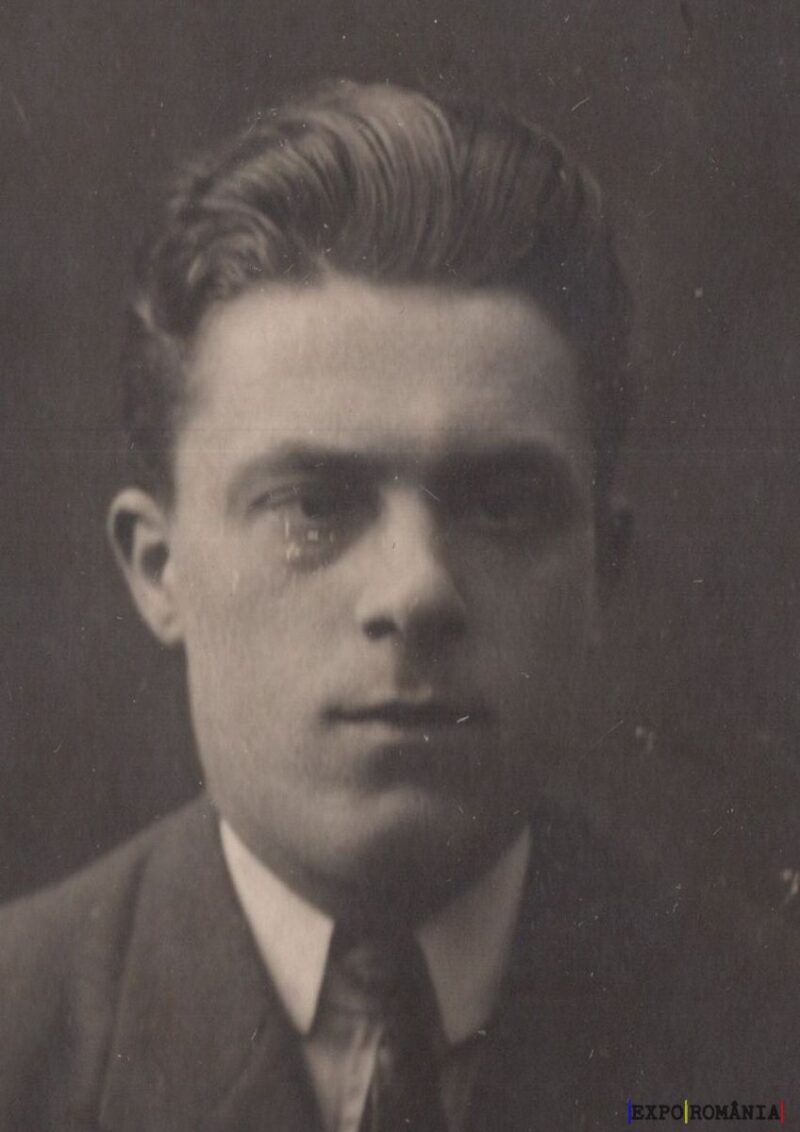 Portret alb-negru al unui tânăr