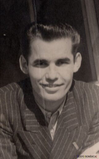 Tânăr zâmbitor în costum elegant