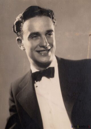 Bărbat zâmbind într-un smoking elegant