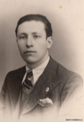 Portret alb-negru al unui bărbat tânăr