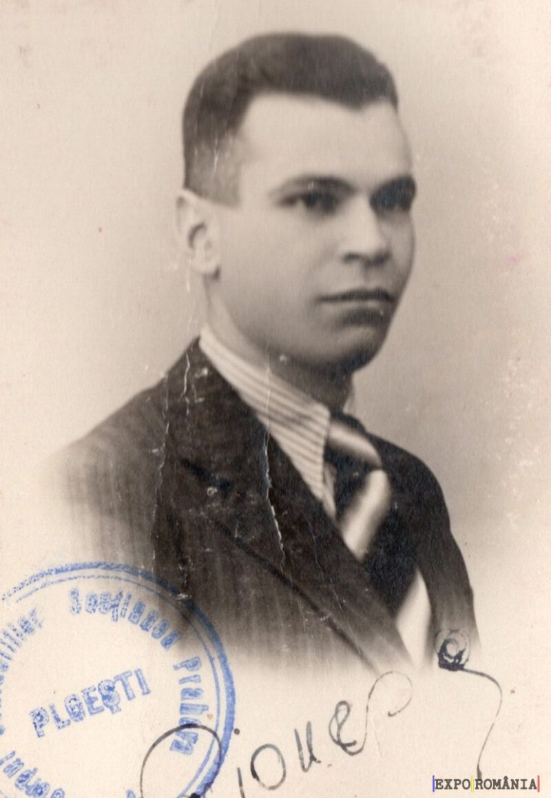 Fotografie veche a unui bărbat cu costum