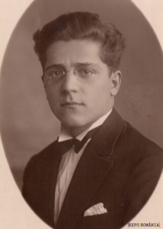 Portret alb-negru al unui tânăr elegant