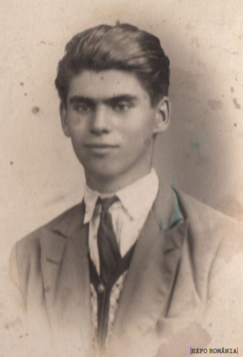 Portret de tânăr în costum