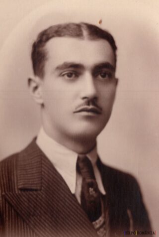 Tânăr elegant purtând costum și cravată