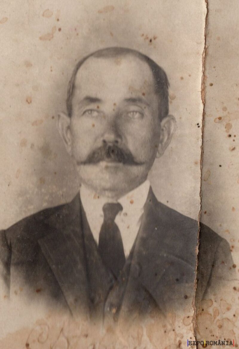 Fotografie veche alb-negru a unui bărbat cu mustață