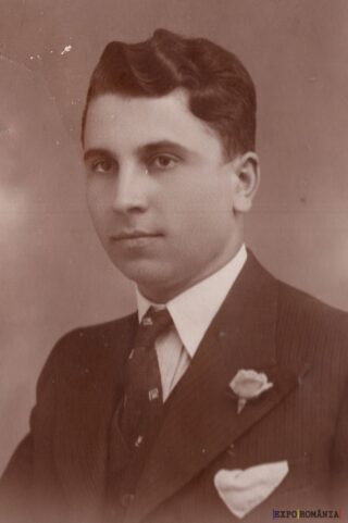 Portret alb-negru al unui bărbat elegant