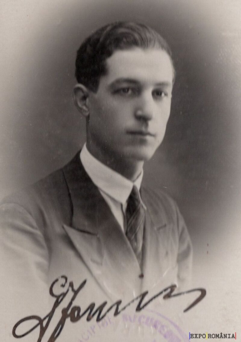 Bărbat cu costum formal în fotografie veche