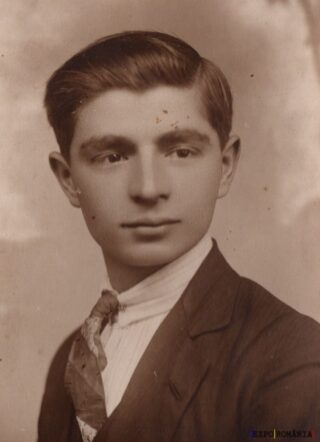 Portret de tânăr în costum