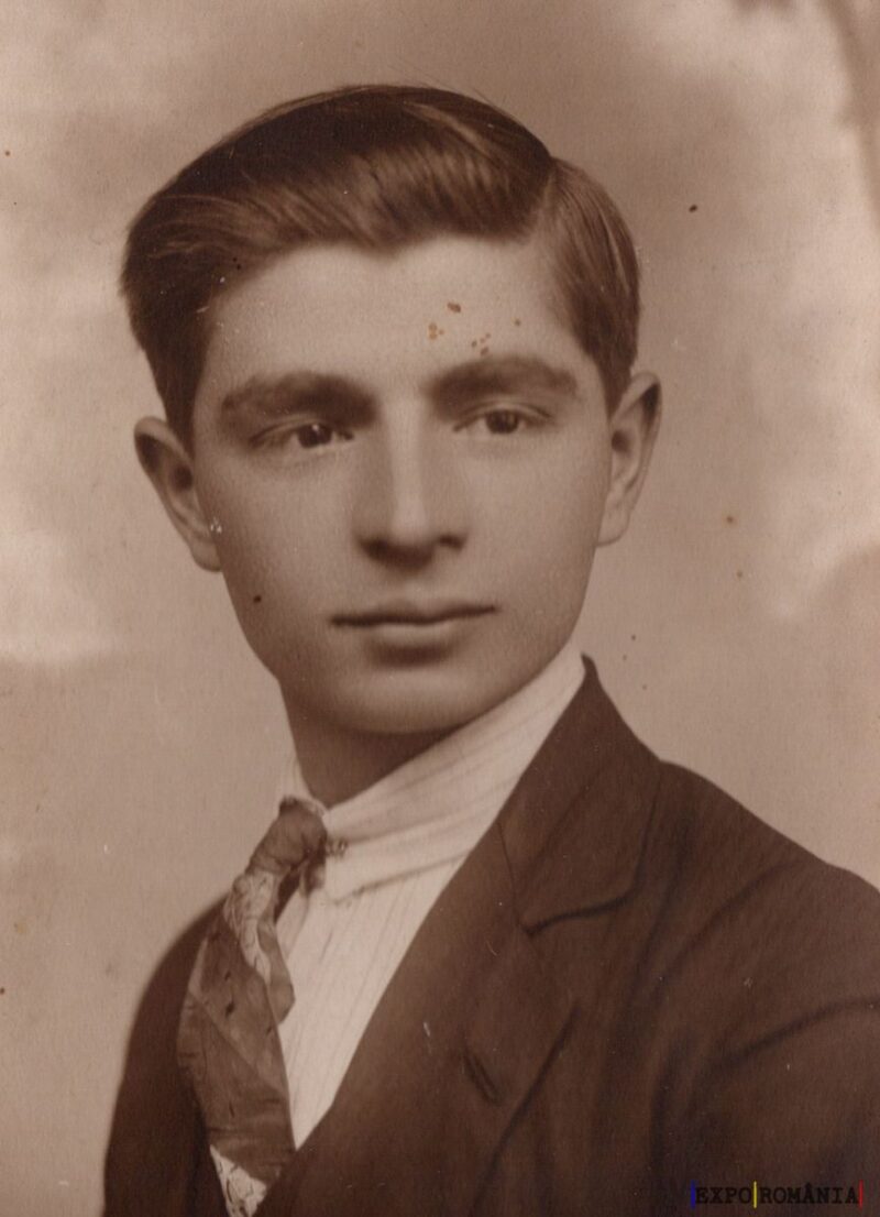 Portret de tânăr în costum