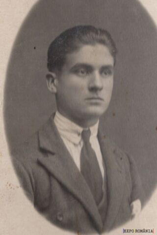 Tânăr în costum formal