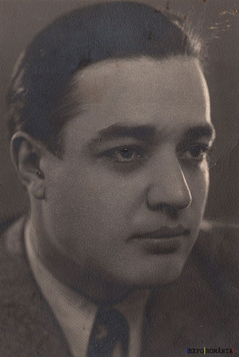 Bărbat cu privire serioasă în fotografie veche