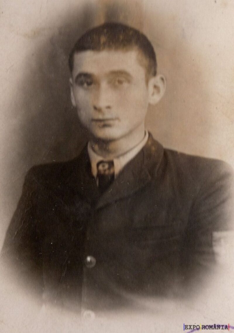 Portret alb-negru a unui bărbat tânăr