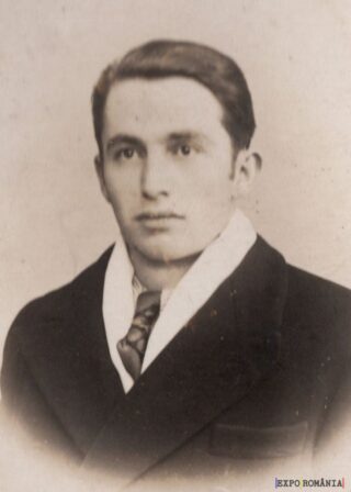 Portret alb-negru al unui tânăr elegant