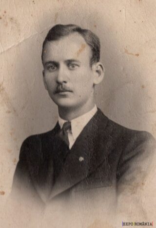 Portret de bărbat în costum alb-negru