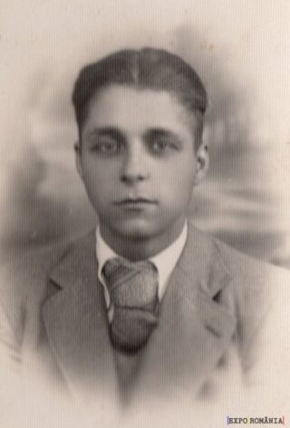 Portret alb-negru al unui tânăr