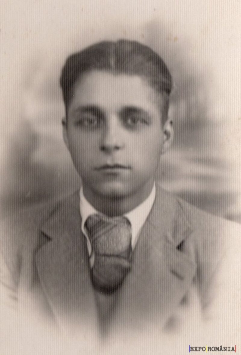 Portret alb-negru al unui tânăr