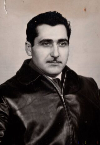 Portret alb-negru al unui bărbat în haină de piele