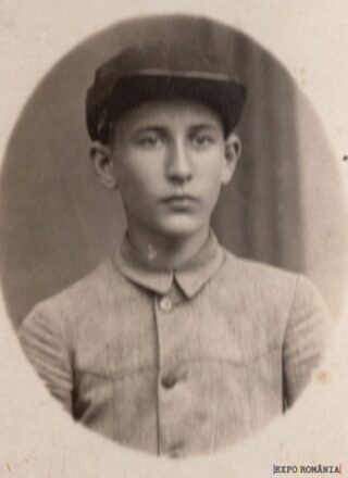 Portret alb-negru al unui tânăr cu șapcă