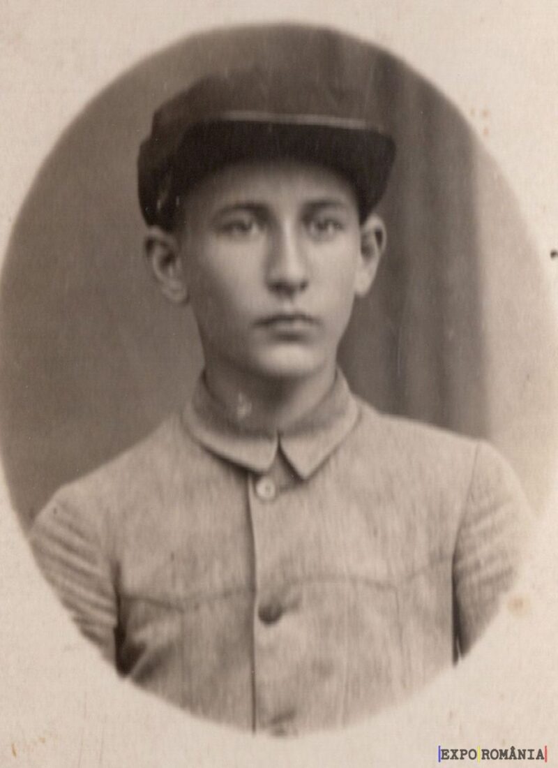 Portret alb-negru al unui tânăr cu șapcă