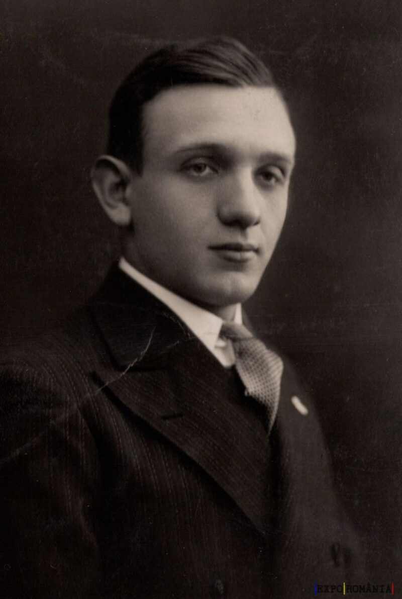 Portret alb-negru al unui bărbat tânăr