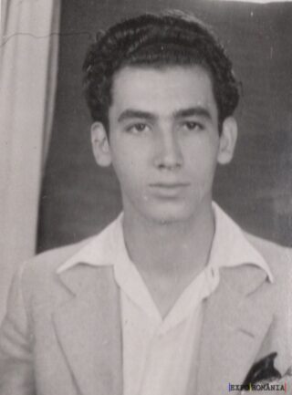 Tânăr în costum deschis