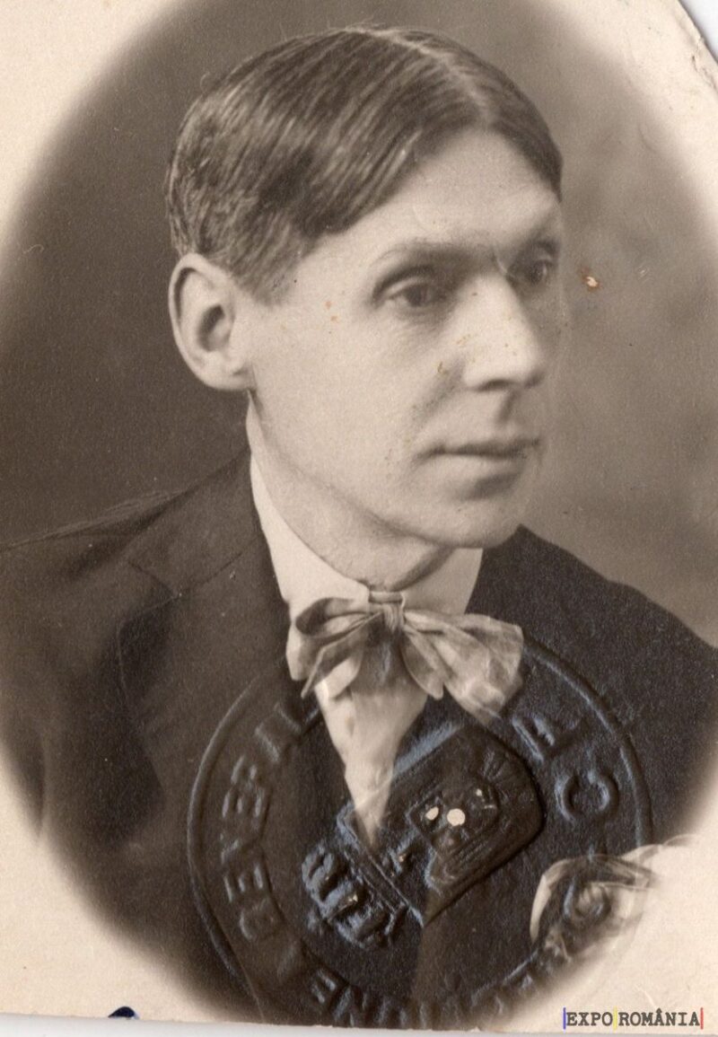 Portret alb-negru al unui bărbat serios