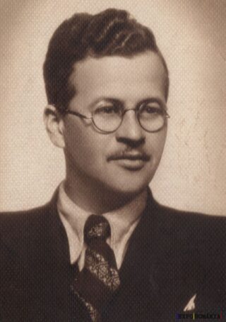 Portretul unui domn elegant cu ochelari