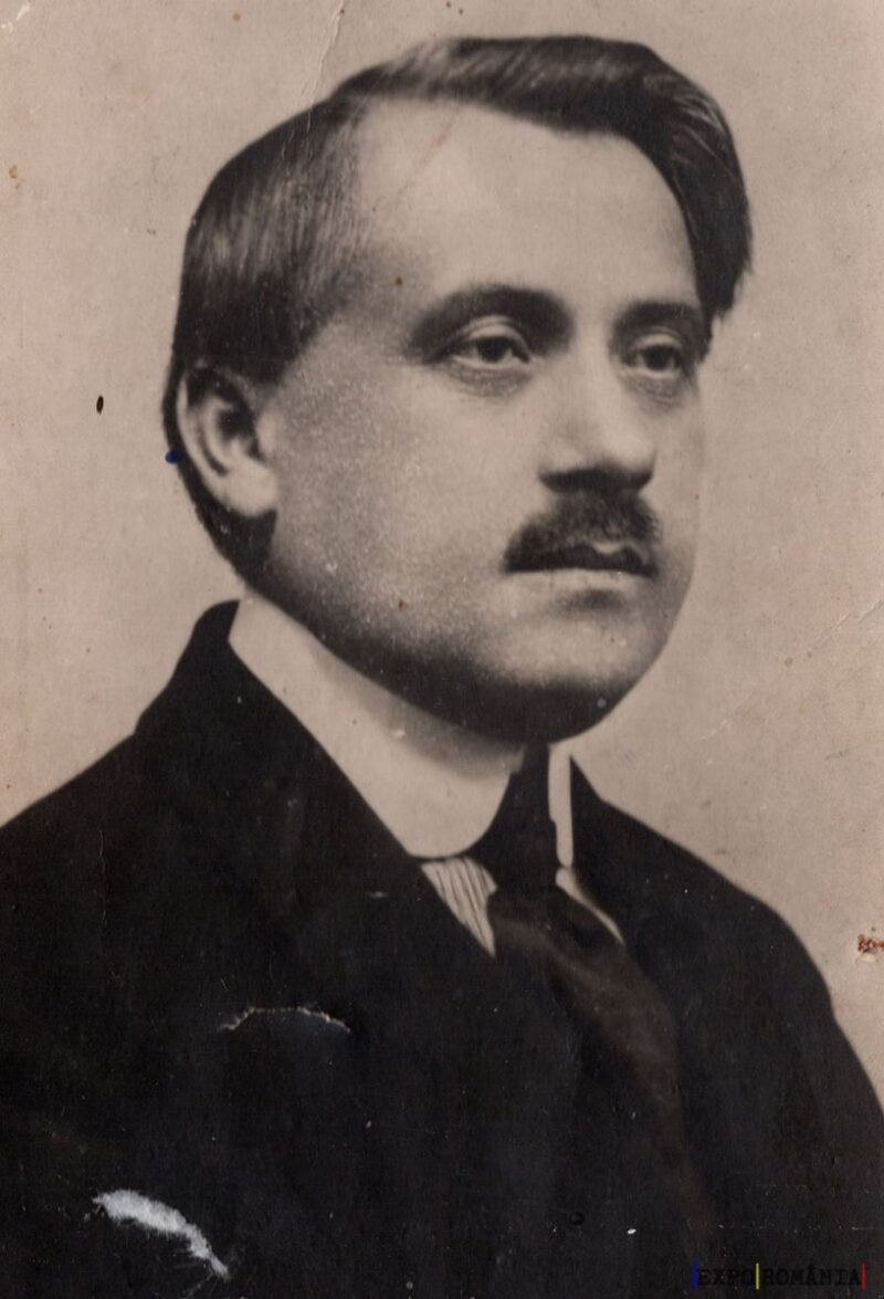 Bărbat cu mustață în costum formal