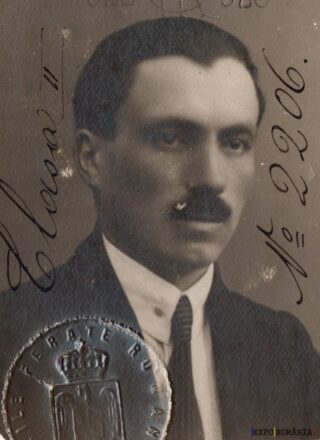 Fotografie veche cu un bărbat și un sigiliu