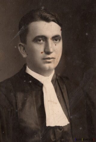 Tânăr avocat în roba de ceremonie