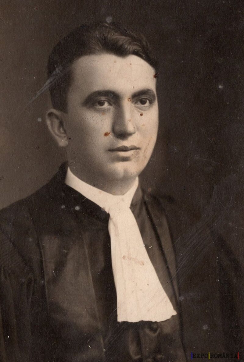 Tânăr avocat în roba de ceremonie