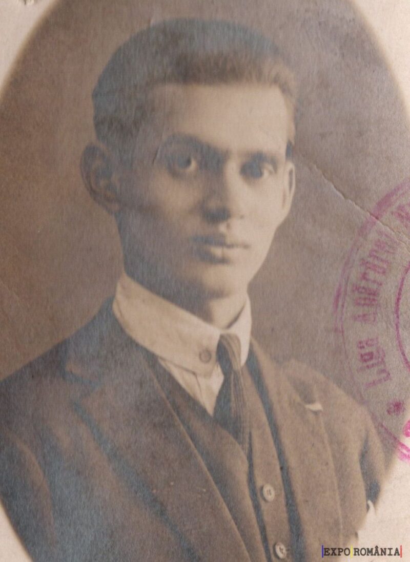 Fotografie vintage a unui tânăr bărbat în costum