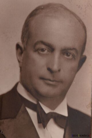 Portret alb-negru al unui bărbat elegat