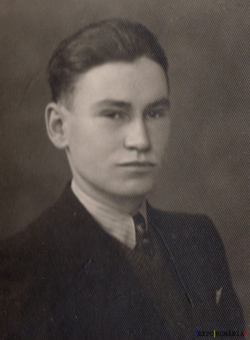 Portret alb-negru al unui tânăr în costum