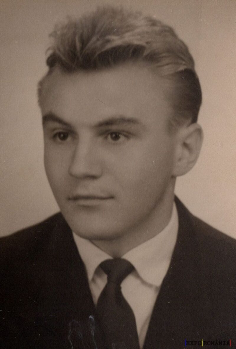 Portret alb-negru al unui tânăr elegant