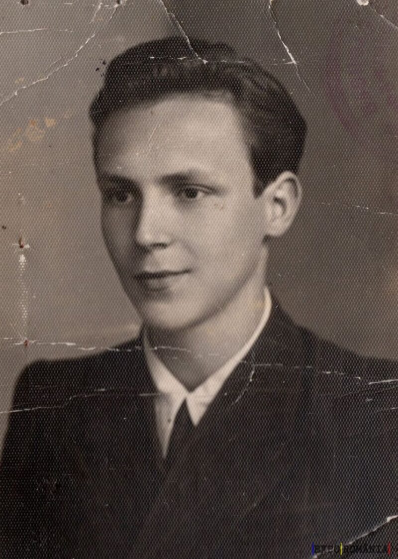 Portret alb-negru al unui tânăr elegant