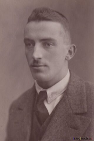 Portret de bărbat tânăr în haine elegante