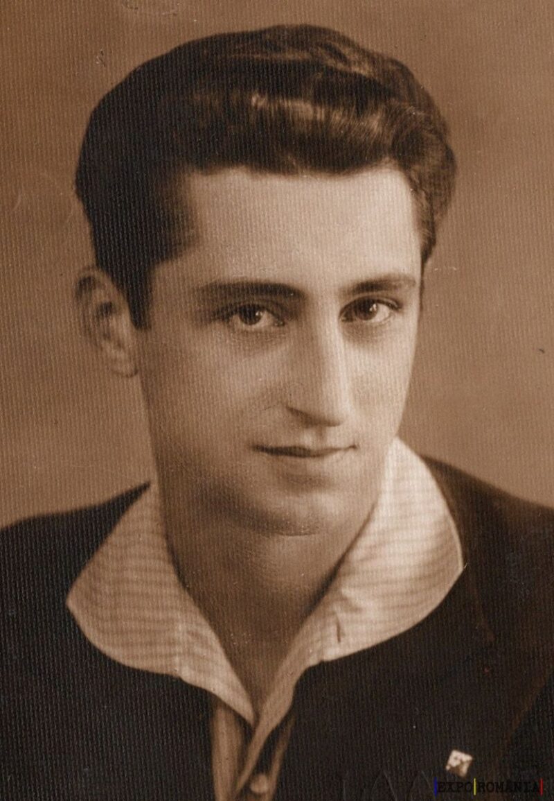 Portret de tânăr zâmbitor în fotografie sepia