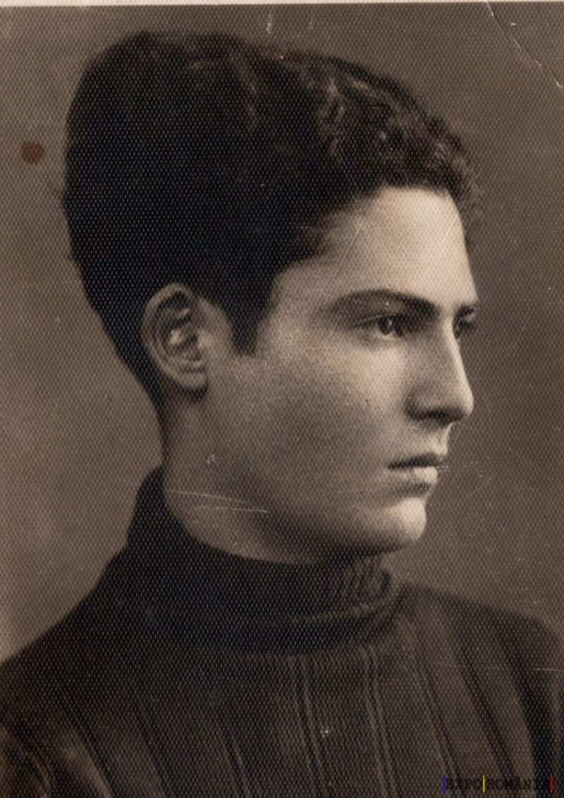 Portret alb-negru al unei persoane contemplative