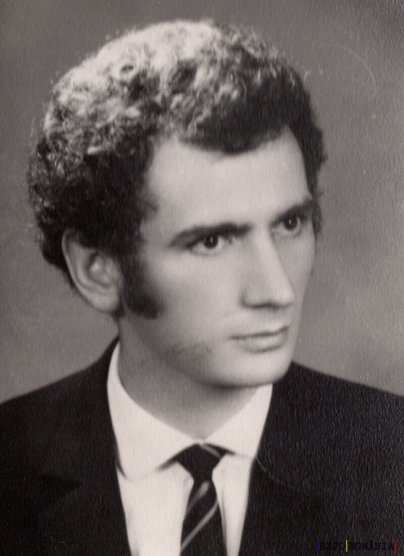 Portret alb-negru al unui bărbat tânăr