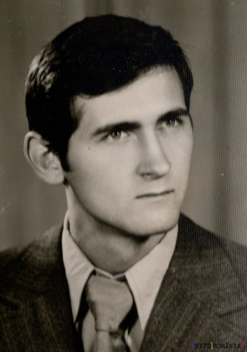 Portret alb-negru al unui tânăr în costum