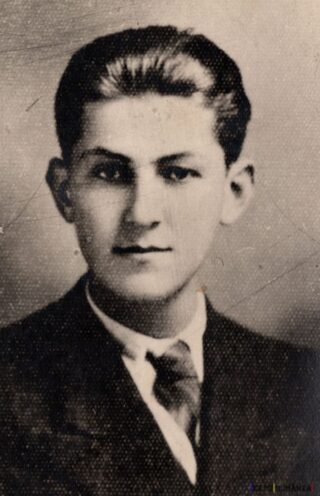 Portret de tânăr elegant în costum