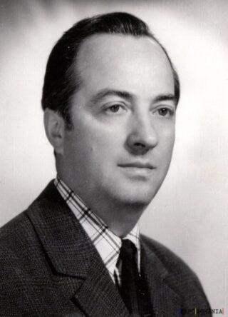 Portret alb-negru al unui bărbat serios