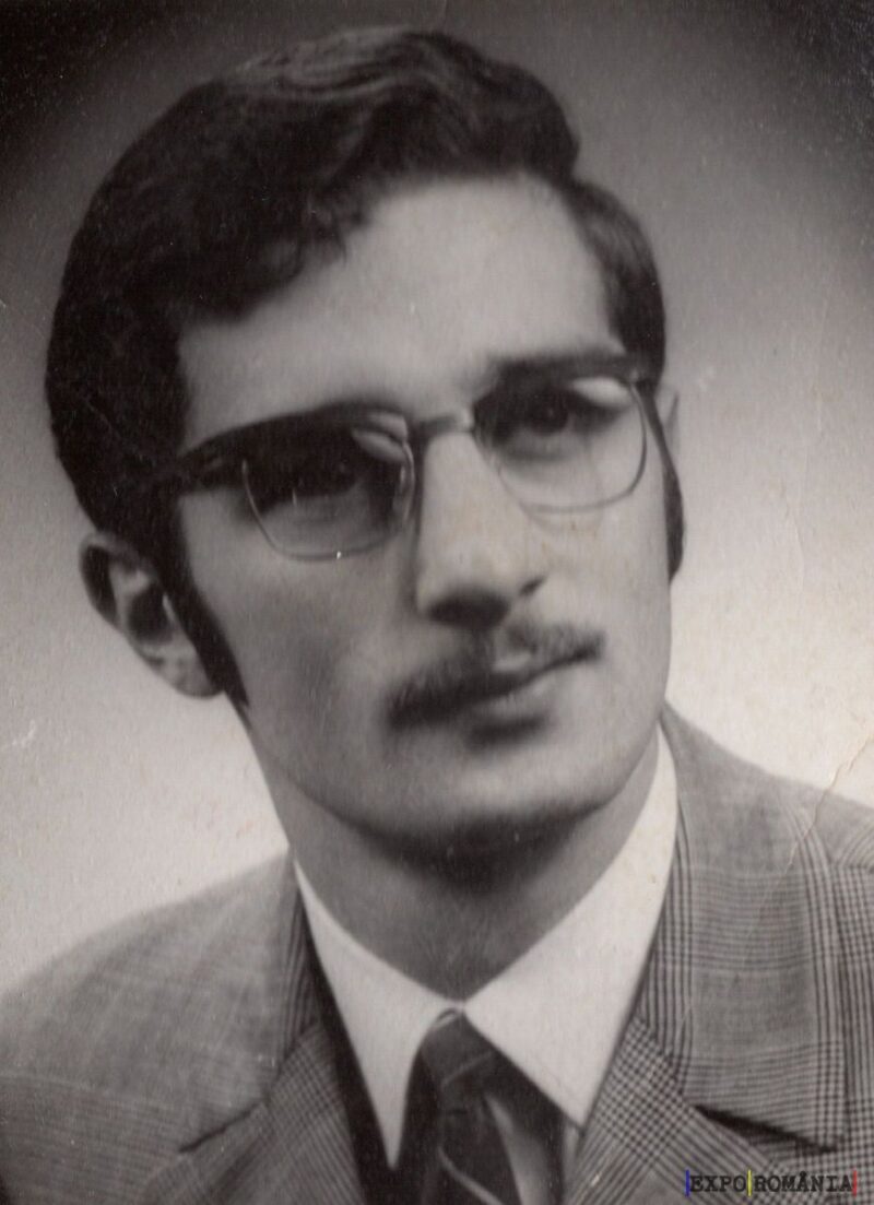 Portret alb-negru al unui bărbat cu ochelari