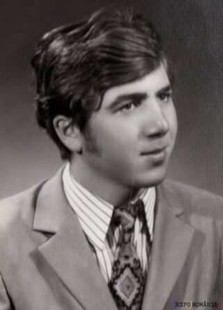 Portret alb-negru al unui tânăr elegant